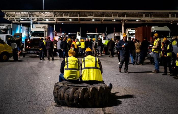 La Confédération rurale ne lâche rien, l’autoroute A9 est bloquée…