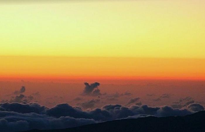 nuages ​​et pluie sur les hauteurs et à l’est, soleil à l’ouest