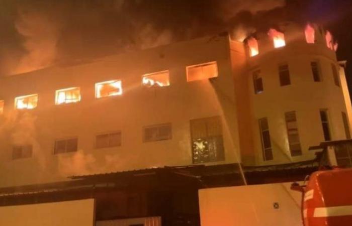 Les efforts se poursuivent pour éteindre un incendie majeur dans une usine de confection à Tanger