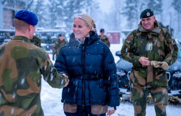 La princesse héritière Mette-Marit retrouve sa fille Ingrid Alexandra dans l’armée