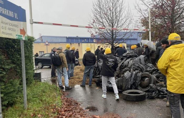 dans les Landes, des agriculteurs bloquent une plateforme logistique d’E.Leclerc