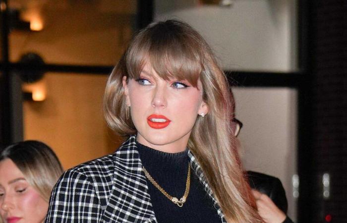 Taylor Swift portait une tendance de tenue facile avec des talons Gucci