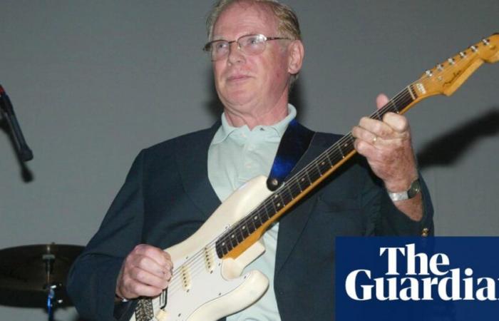 Vic Flick, guitariste du thème de James Bond, est décédé à l’âge de 87 ans