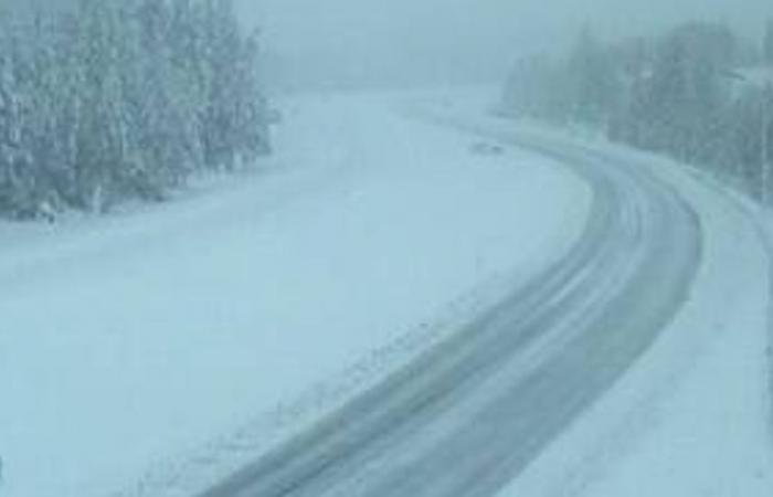 Le temps hivernal provoque des fermetures de routes généralisées en Californie du Nord