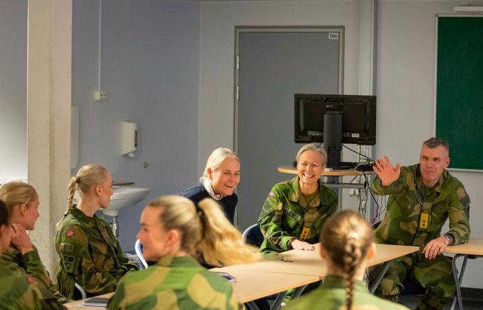 La princesse héritière Mette-Marit retrouve sa fille Ingrid Alexandra dans l’armée