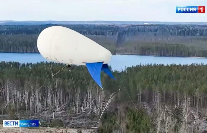 Aux portes de la Russie, ces intrigants ballons chromés veillent sur la Finlande depuis le ciel