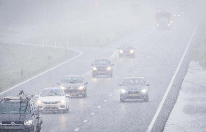 Code jaune dans une grande partie du pays en raison des conditions glissantes causées par les averses hivernales