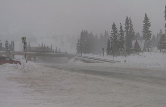 Les vents se lèvent au col Stevens au milieu d’un rare avertissement de blizzard pour Cascades