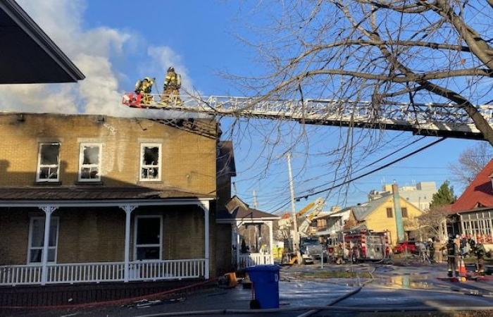 Un immeuble à logements à Nicolet est ravagé par les flammes