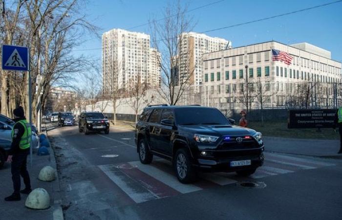 Le Canada ferme son ambassade à Kiev, les sirènes retentissent dans la capitale