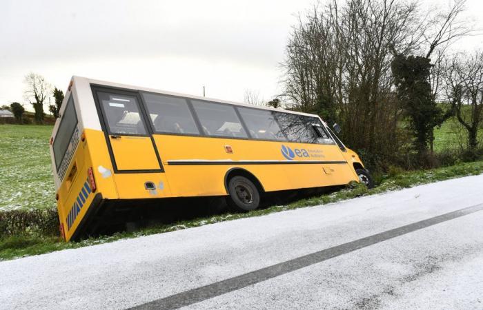 Un autobus scolaire s’écrase dans des conditions glaciales alors qu’un nouvel avertissement météorologique est émis