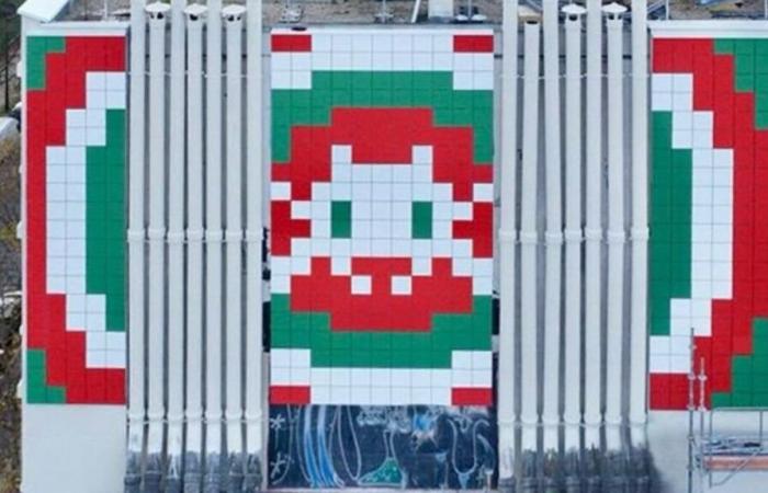 L’artiste français Invader expose une immense œuvre surplombant la place d’Italie