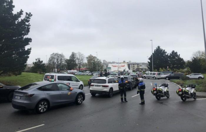 EN DIRECT – Les taxis du Finistère en colère bloquent en grande partie le rond-point de Pen-ar-C’hleuz, rassemblement en cours dans la sous-préfecture [Vidéo]