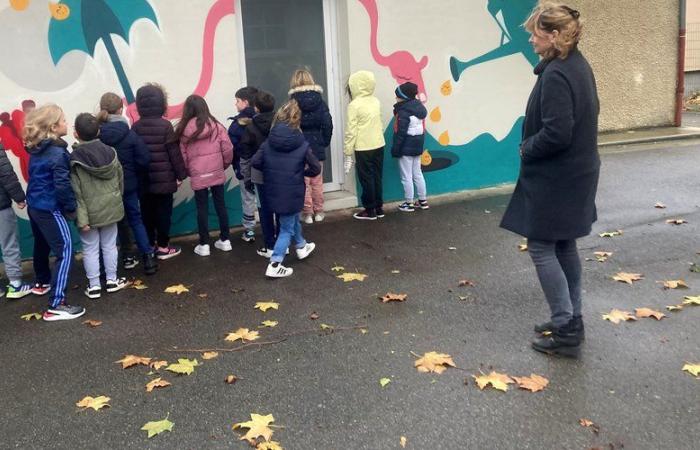 dans cette école de l’Aude, les élèves ont transformé les toilettes grâce à une fresque participative