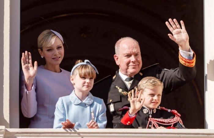 La princesse Charlène s’affiche avec sa précieuse bague de fiançailles lors de la fête nationale de Monaco