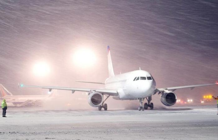 La neige provoque des retards importants à l’aéroport de Paris-Charles-de-Gaulle, 10% des vols annulés