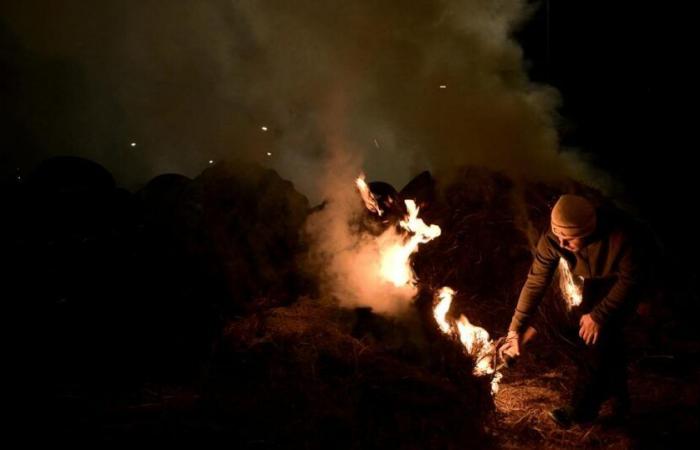 Dans le Sud-Ouest, la Coordination rurale incendie un bâtiment public et bloque le port de Bordeaux