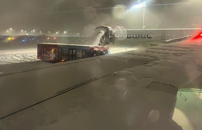 La neige ferme temporairement complètement l’aéroport de Zurich