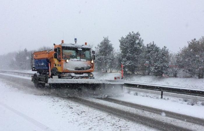 des voitures dans des fossés et des camions mis en portefeuille