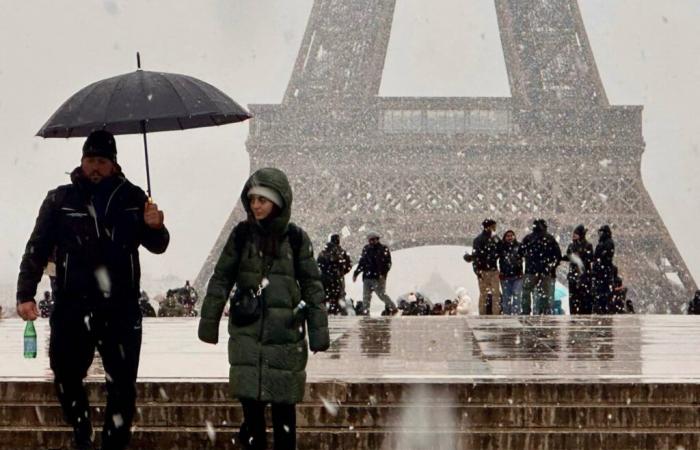 Du Louvre au château de Versailles… Découvrez les magnifiques images de Paris sous la neige ce jeudi