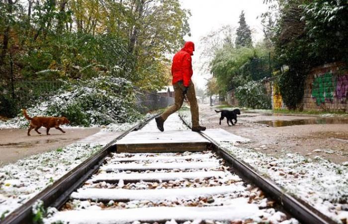 Les Parisiens font leurs valises alors que l’hiver arrive dans la capitale française