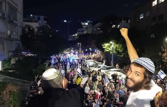 Manifestation et contre-manifestation devant la maison de Baharav-Miara