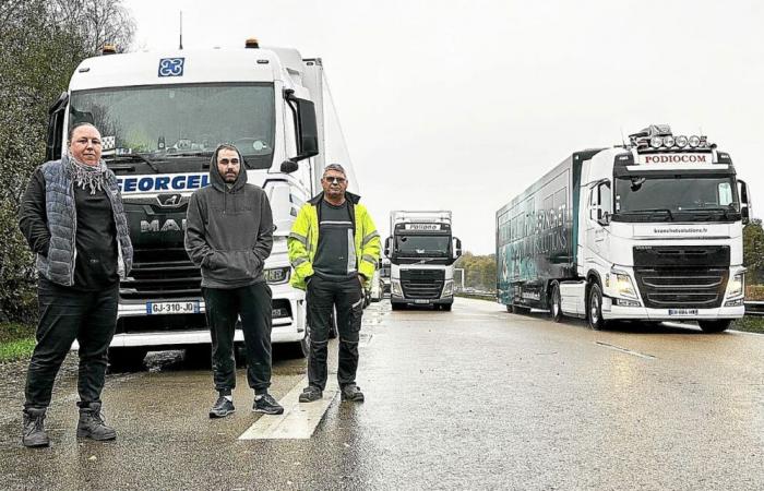 Arrêtés sur la RN12 près de Morlaix à cause de la neige, les camionneurs en profitent pour « socialiser »