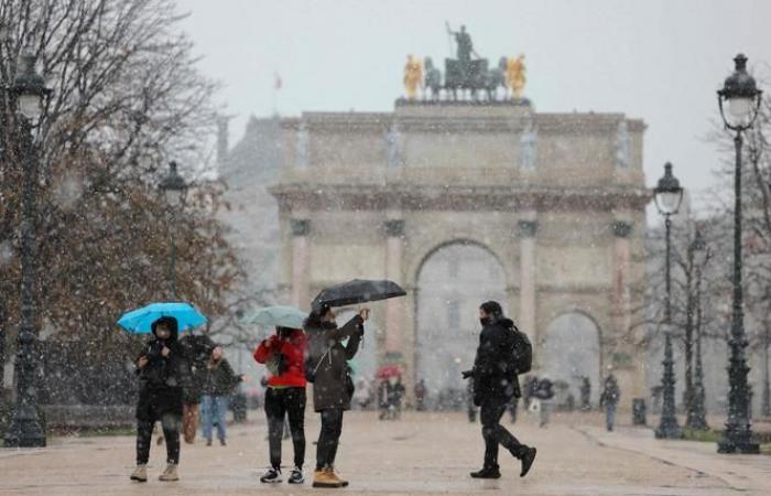 Les Parisiens font leurs valises alors que l’hiver arrive dans la capitale française