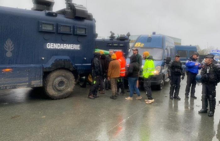 des manifestants évacués de Beychac-et-Caillau par les gendarmes