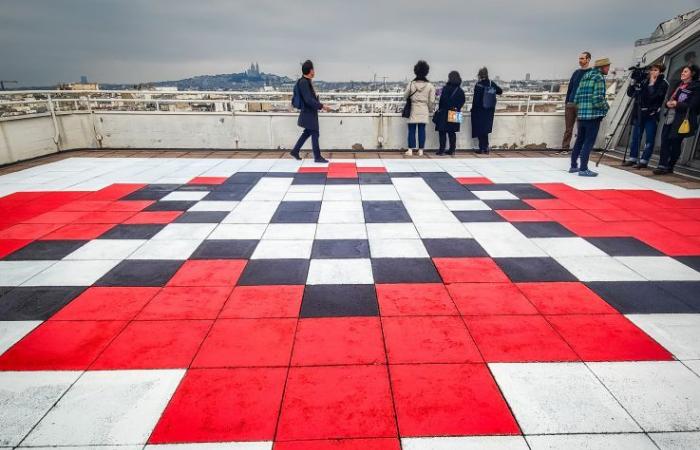 Invader dévoile une œuvre géante au-dessus de la place d’Italie