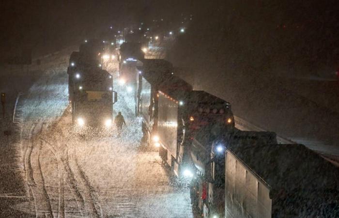 Météo : la neige provoque des accidents et des retards de vol