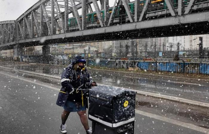 Les Parisiens font leurs valises alors que l’hiver arrive dans la capitale française