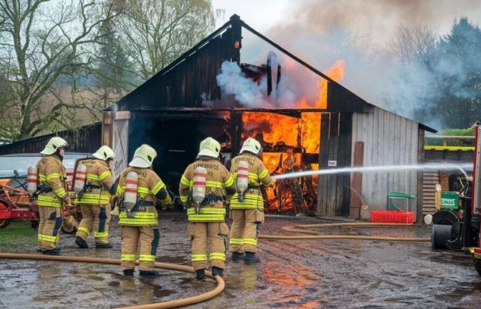 incendie dans un bâtiment agricole, brûler de la paille mobilise les pompiers