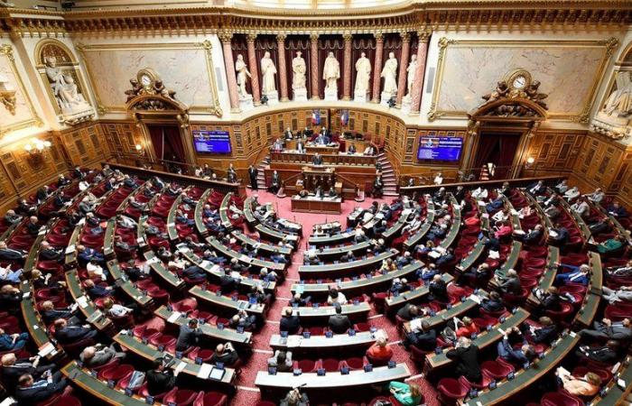 les sénateurs votent pour que les employés travaillent 7 heures de plus par an sans salaire