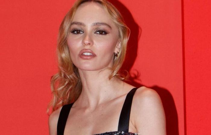 Lily-Rose Depp succombe à son tour à la coiffure emblématique des actrices hollywoodiennes