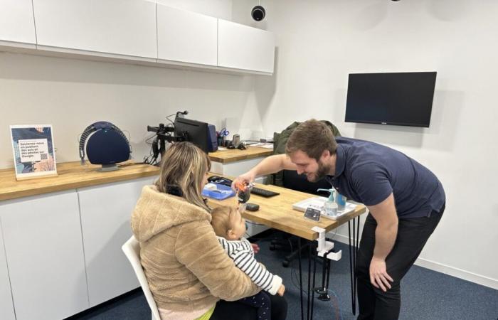 Ce professionnel de la Manche est spécialisé dans les appareils auditifs pour enfants