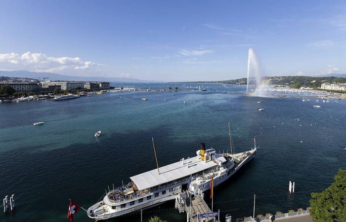 Une ligne de plages les week-ends pendant la saison estivale