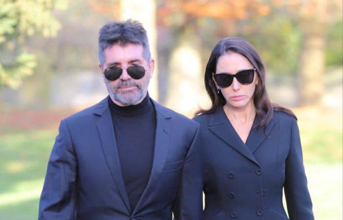 Simon Cowell s’effondre en pleurs et embrasse les parents de Liam Payne lors des funérailles du défunt chanteur au Royaume-Uni