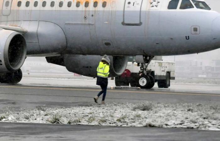 Aéroport de Bruxelles à l’arrêt à cause de la neige, le personnel n’a pas trouvé… le chasse-neige