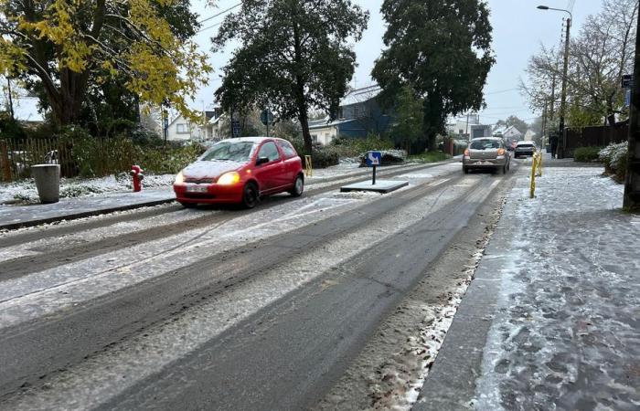 “En France, dès qu’il tombe un centimètre de neige, on est bloqué !” Neige, vent, glace en Bretagne. Suivez notre diffusion en direct.