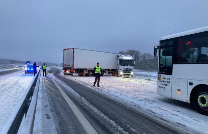 l’A36 fermée, coupures d’électricité dans le Jura, des dizaines d’accidents de la route