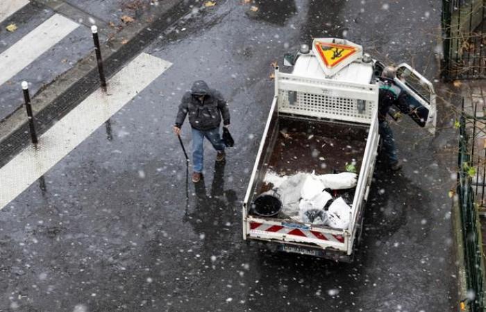 Les Parisiens font leurs valises alors que l’hiver arrive dans la capitale française