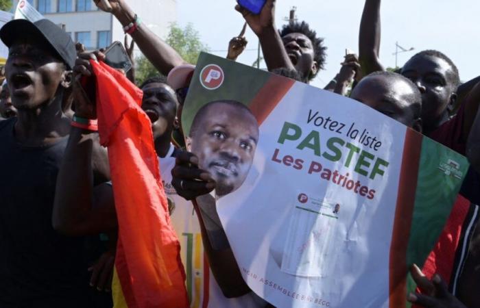 Le parti au pouvoir au Sénégal remporte plus des trois quarts des sièges parlementaires