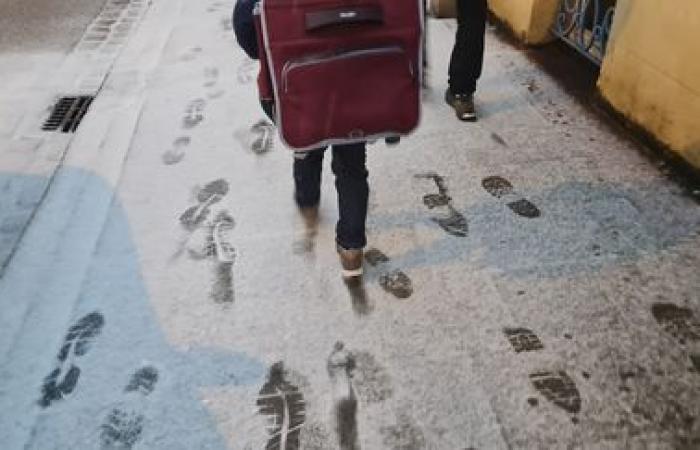 “Les chutes de neige arriveront un peu plus vite que prévu en région parisienne” jeudi matin, selon un prévisionniste