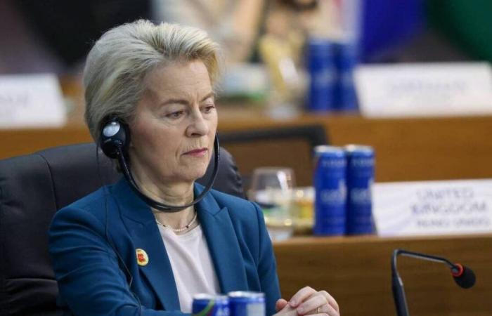 Ursula von der Leyen a assisté une passagère lors de son vol de retour du G20