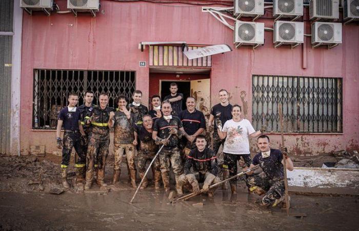 images des sauveteurs français, dans la boue mais avec le sourire, mobilisés autour de Valence