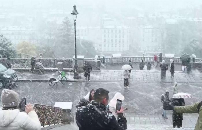 De Paris à Versailles, la neige en région parisienne ravit les touristes et surprend les locaux