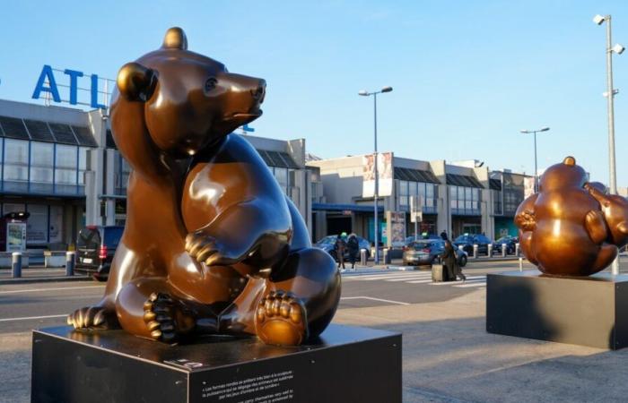 trois ours géants de Michel Bassompierre s’installent devant le terminal