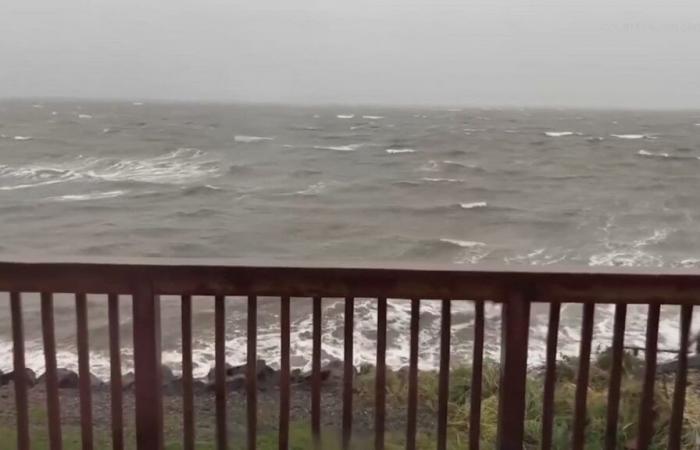 La vitesse du vent du cyclone de bombe dépasse 100 mph