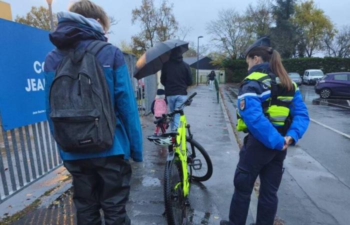 à vélo ou en scooter, “il faut être visible”